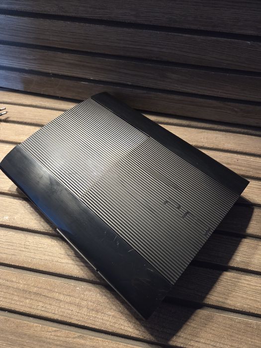 Sony PlayStation 3 Super Slim Seria CECH-4004C 500GB + 2 Manete Originale + 3 Jocuri