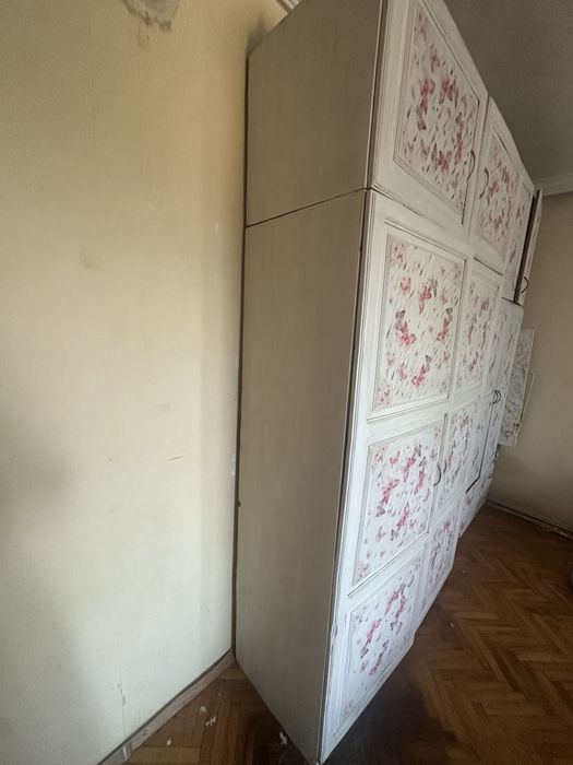 Голям устойчив гардероб от чамово дърво