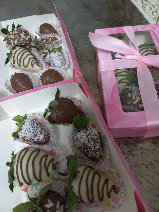 Финики и клубника в шоколаде