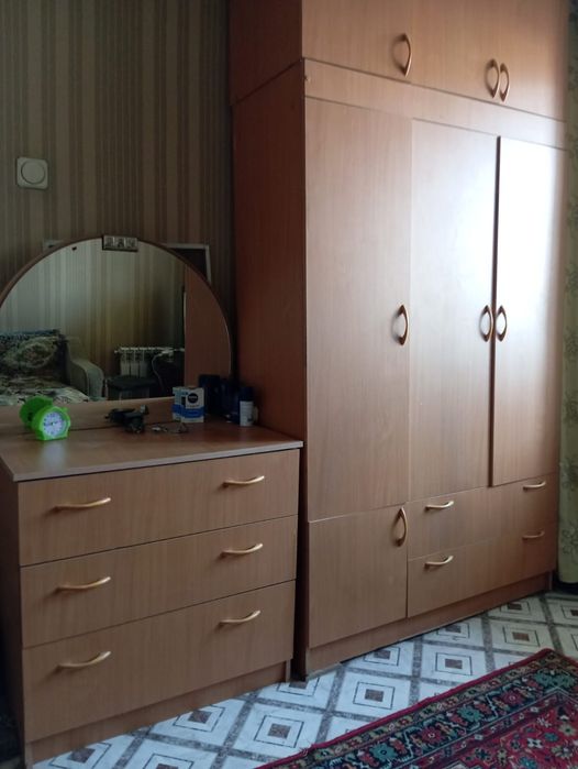 Шкаф с комодом продам