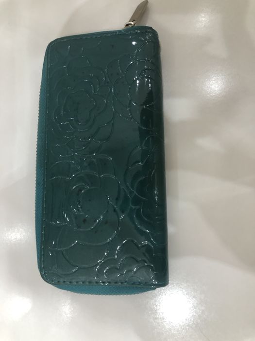 Дамско лачено портмоне