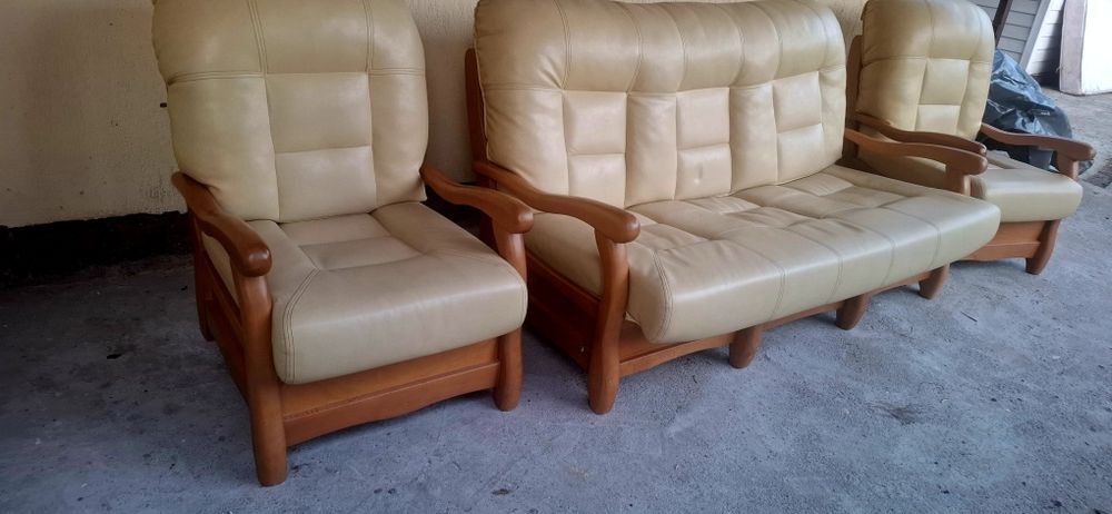 Canapea si 2 fotolii din piele sj lemn masiv.