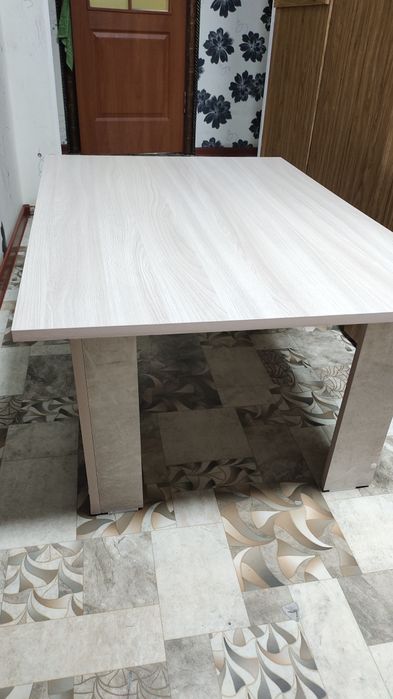 Стол детский, не высокий