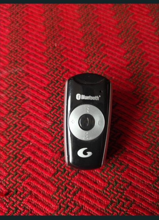 Casca Bluetooth prevăzut cu mufă jack și pentru căști.