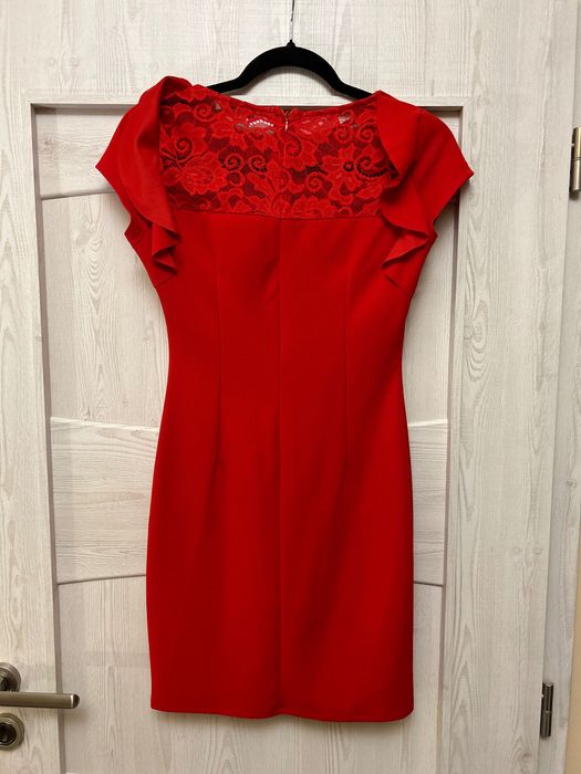 Червена дамска рокля