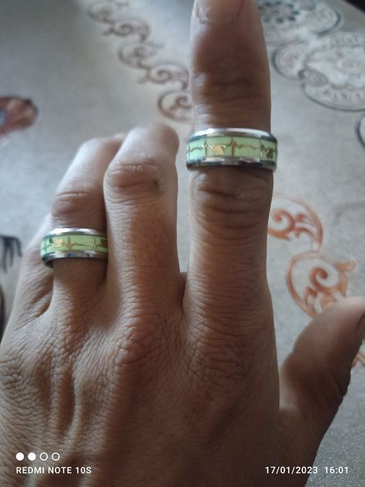 Uzuklar qorongʻuda yonib turadi