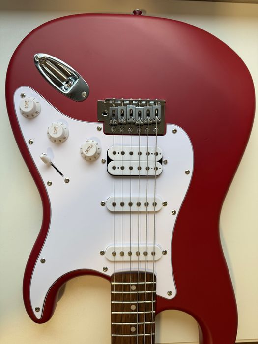 Chitara electrica Squier by Fender Debut Stratocaster noua - sigilata, rosu Dakota - configuratie HSS