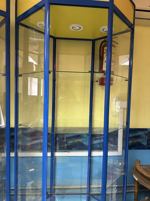 Витрина стеклянная