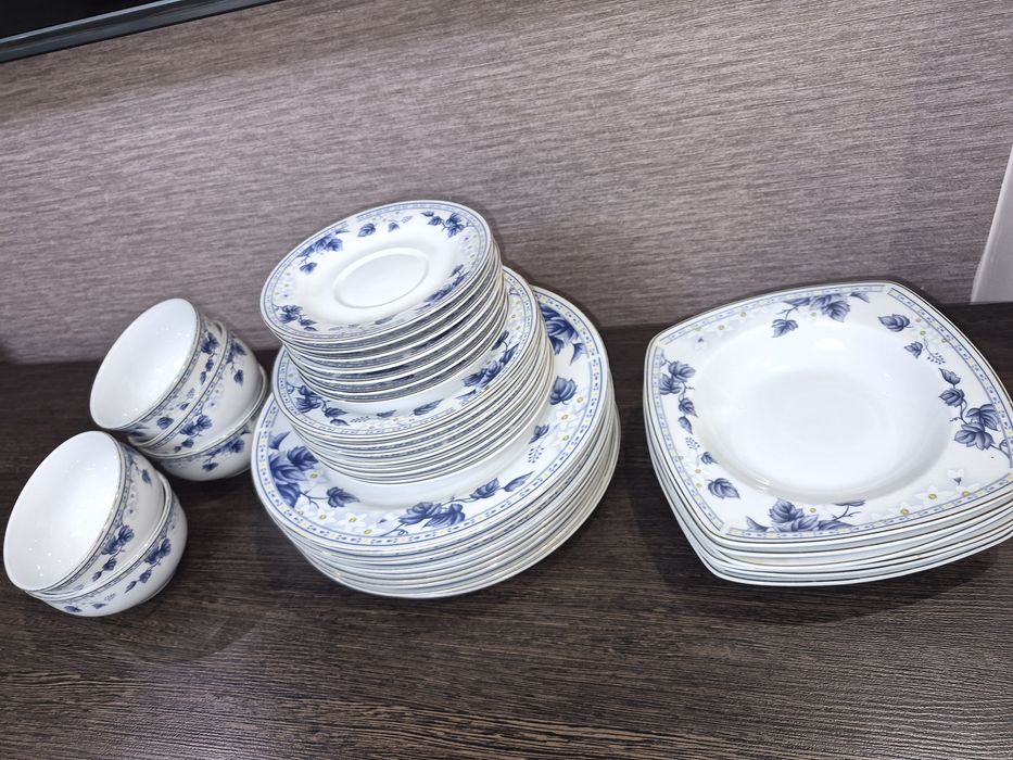 Продам фарфоровый  набор посуды