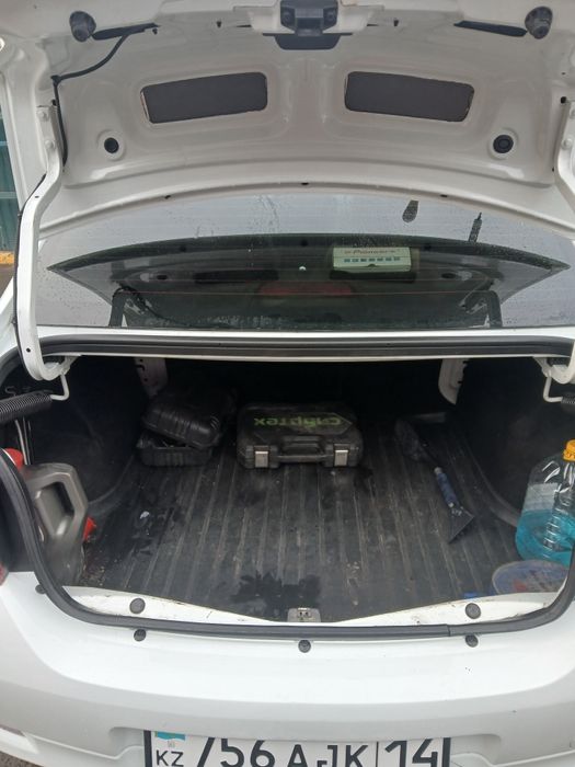 Автомобиль Рено логан