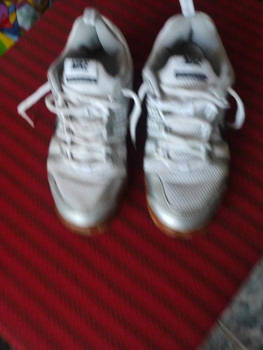 Adidași  NIKE, foarte practici, comozi și rezistenți.
Numarul 41.