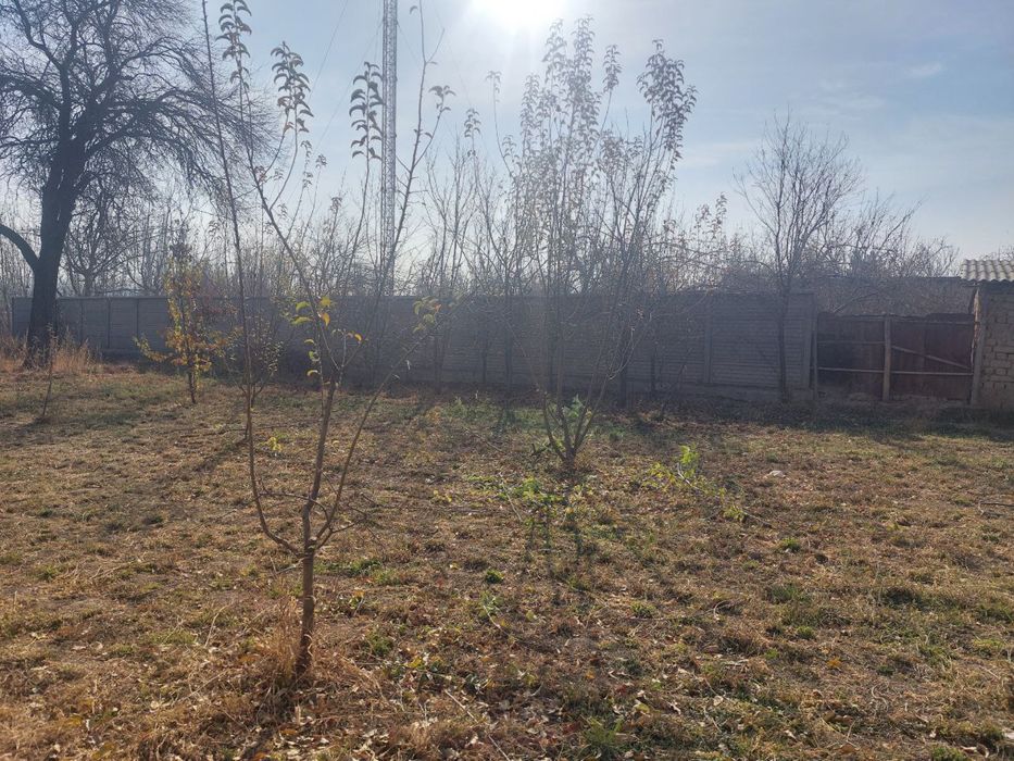 15+ сотих ховли участка сотилади. Махаллани юрагида жойлашган.