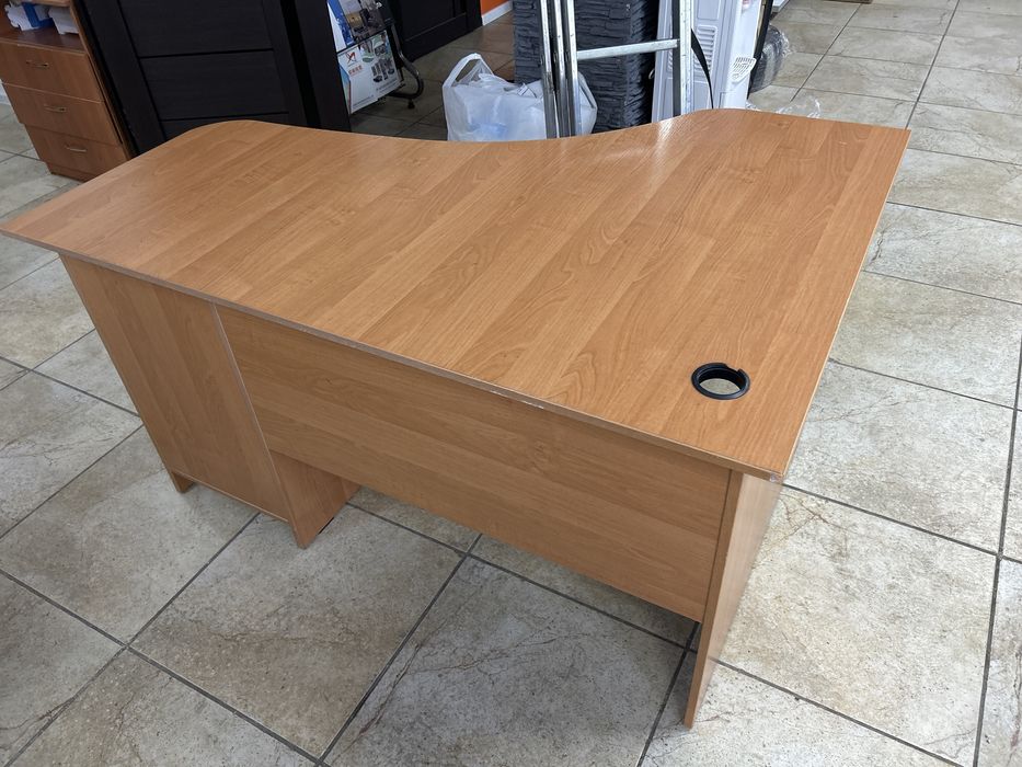 Продаем стол б/у