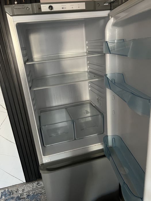 Холодилник  серый цвет