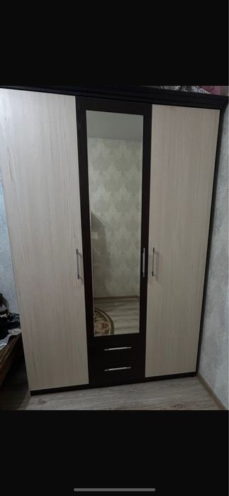 Продам шкаф с зеркалом