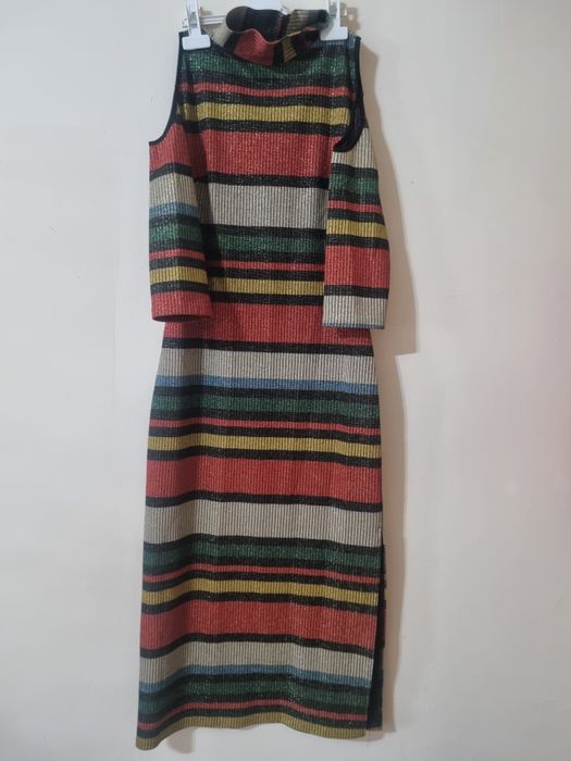 Rochie lungă cu umeri goi