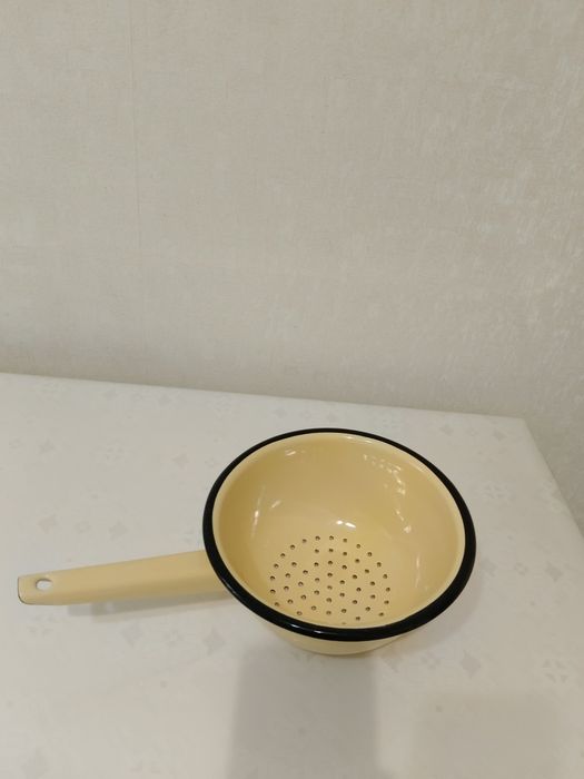 Продам дуршлаг, сахарница,стаканы