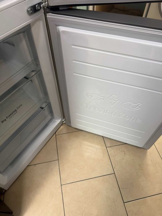 Хладилник c долна камера LG DoorCooling  технология, 384L капацитет