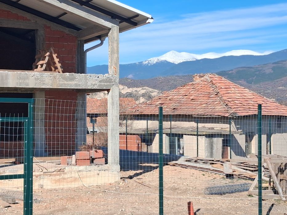 Продава къща на 140 км. От София и на 140 км от Гръцкото море