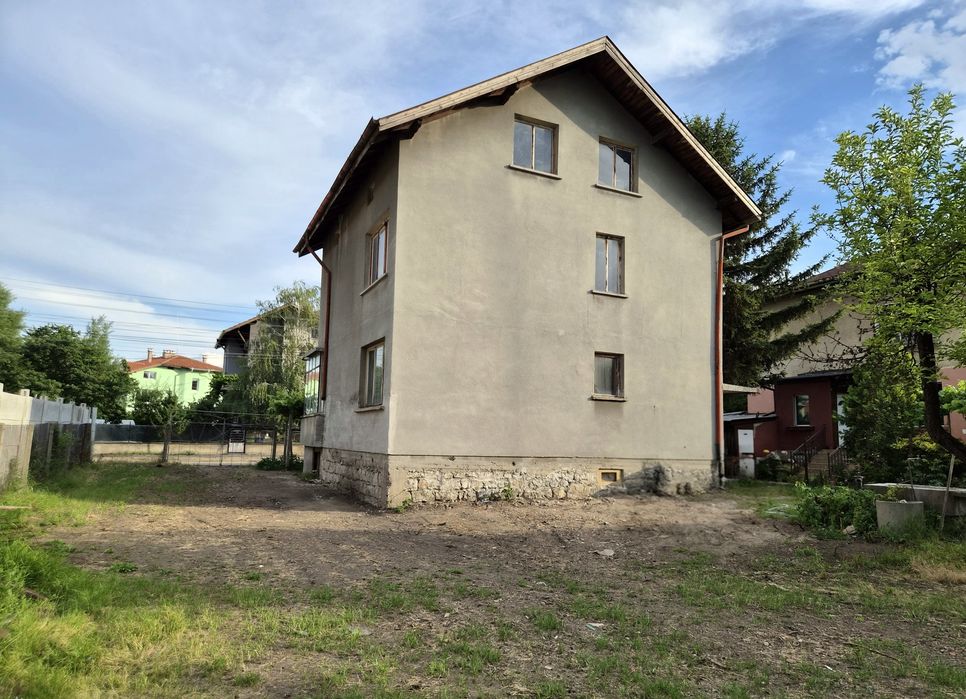 Къща с двор 886 кв. м. в гр. Костинброд