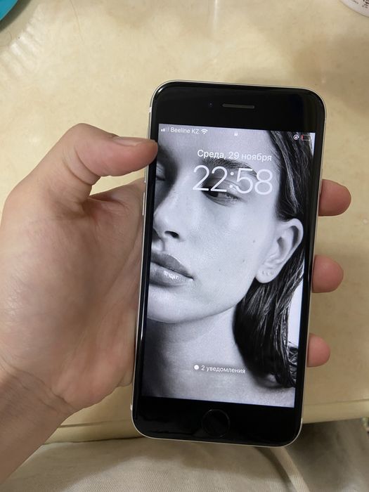 Продам айфон se 2020года