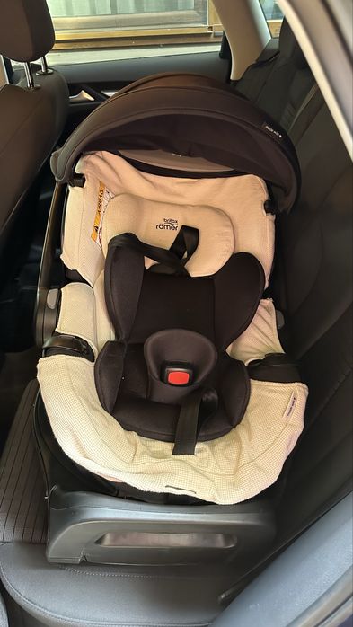 Scoica Britax Römer Baby Safe Pro si Isofix Vario Base