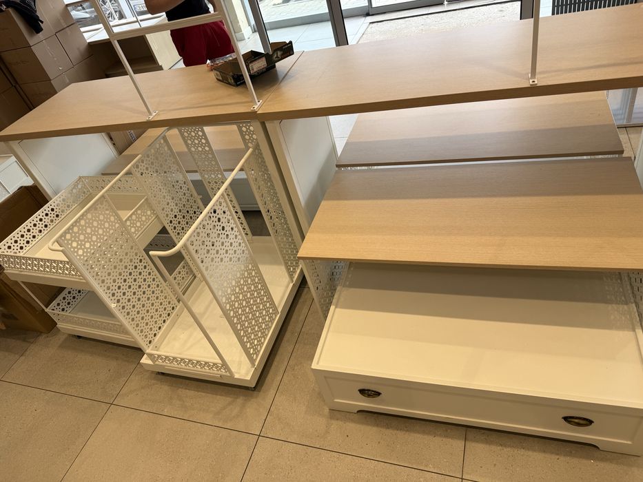 Продавам комплект търговско оборудване / щандове за магазин,