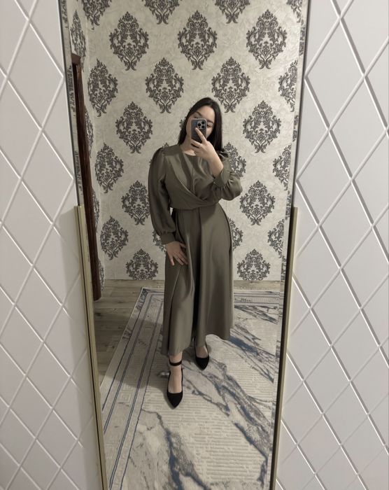 Платье  атласное