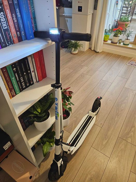 Trotineta electrica E-TWOW Booster pliabila, 30 km/h, autonomie 35 km