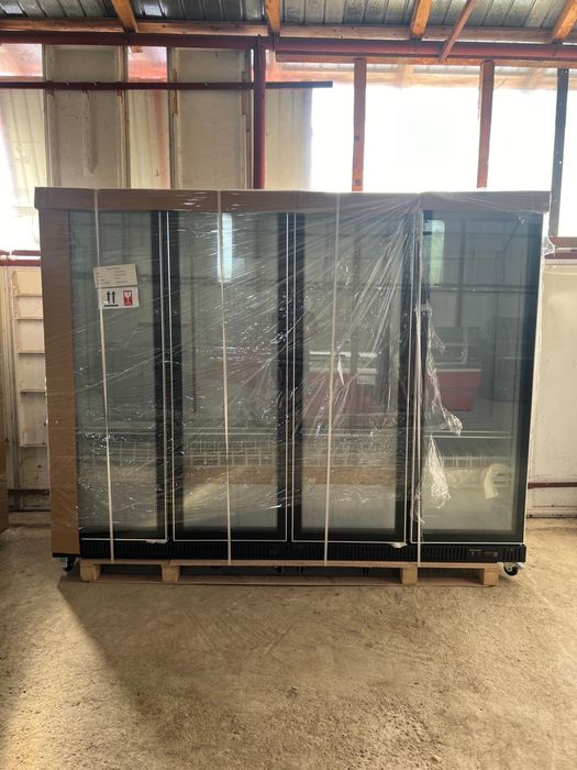 Vitrina frigorifica cu 4 usi ideala pentru bauturi si racoritoare