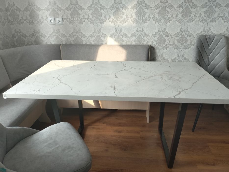 Стол в отличном состоянии