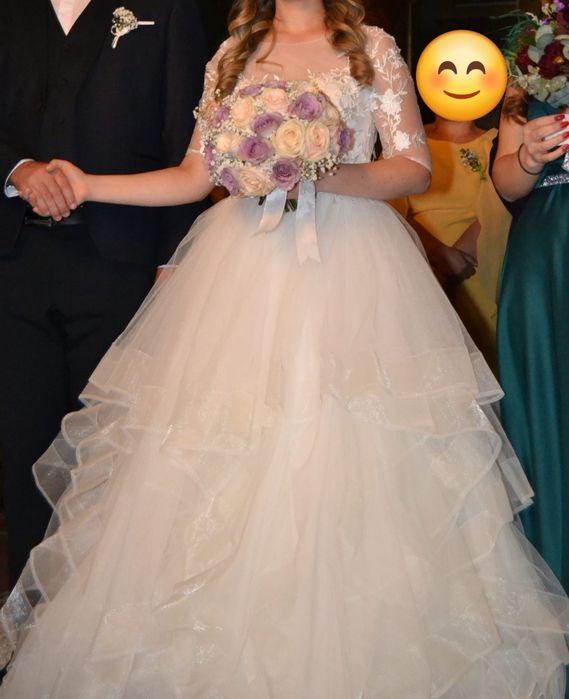 Rochie mireasă tip prințesă cu volane si aplicatii din dantela