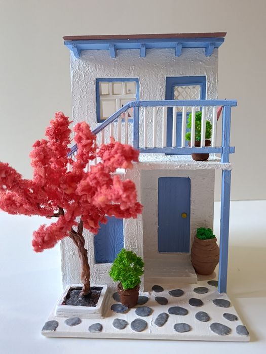 Uy ko'rinishidagi qalamdon.