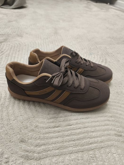 Кроссовки WALKING

Новые,