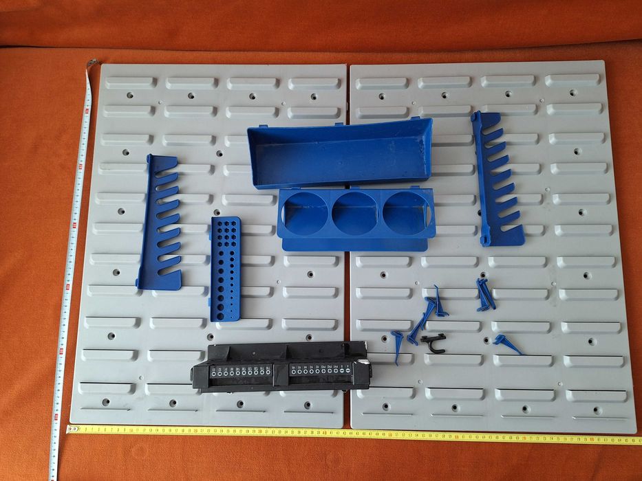 Organizator atelier, montare  perete placă perforată cu fante, buc =2