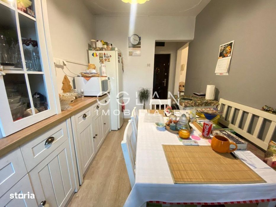 Apartament 3 camere, etaj 2, strada Semaforului