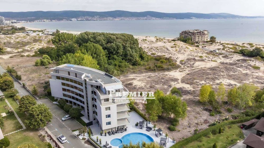 Двустаен със собствен “английски двор“, на метри от плажните дюни