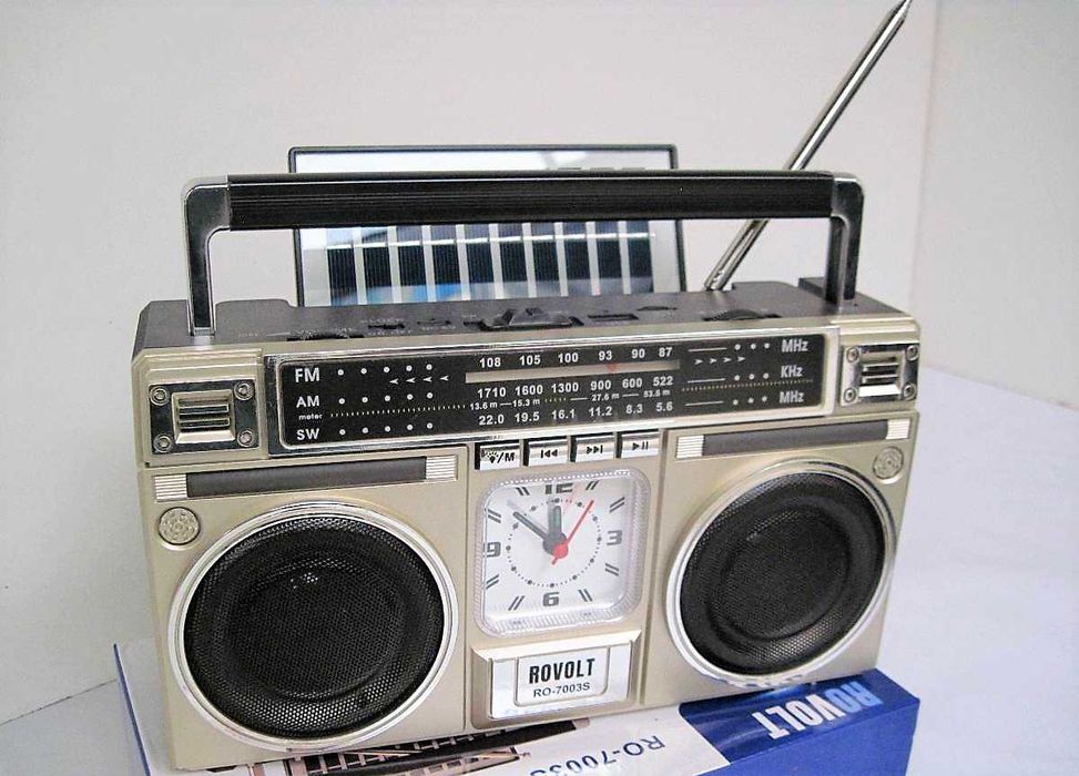 Radio portabil cu incarcare solara si ceas