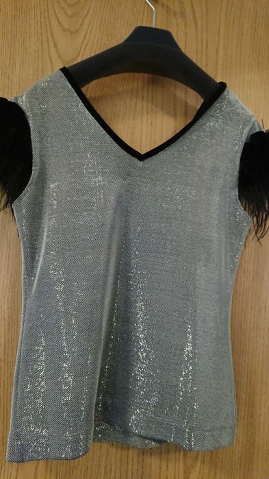 Top cu decolteu in V si umeri accesorizati cu pene