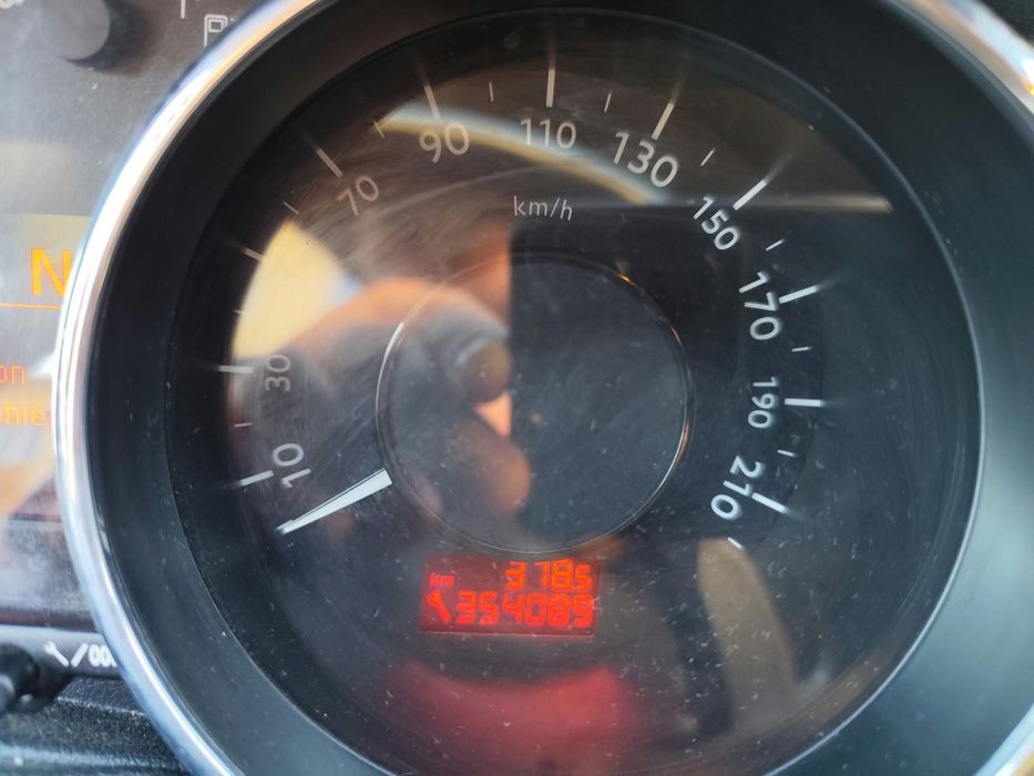 Vând Peugeot 5008