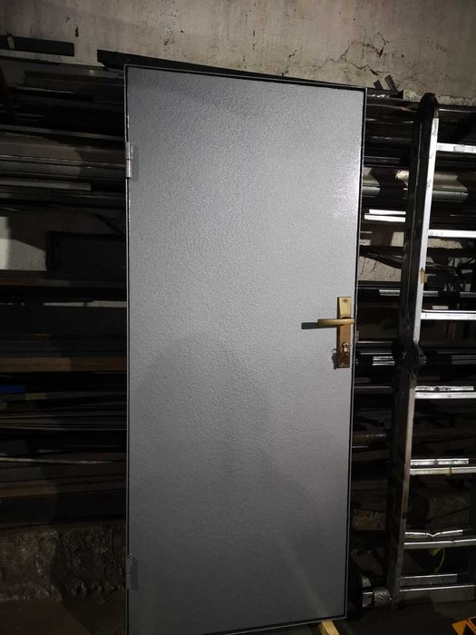 Usa metalica spatiu tehnic