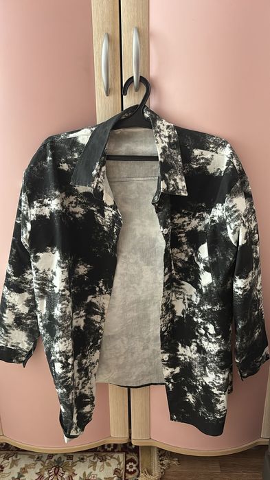 Школьные пиджаки, рубашки и юбка