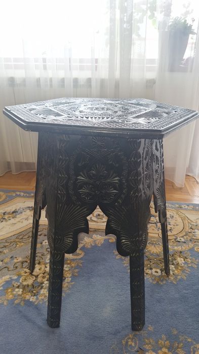 Masă din lemn sculptata manual