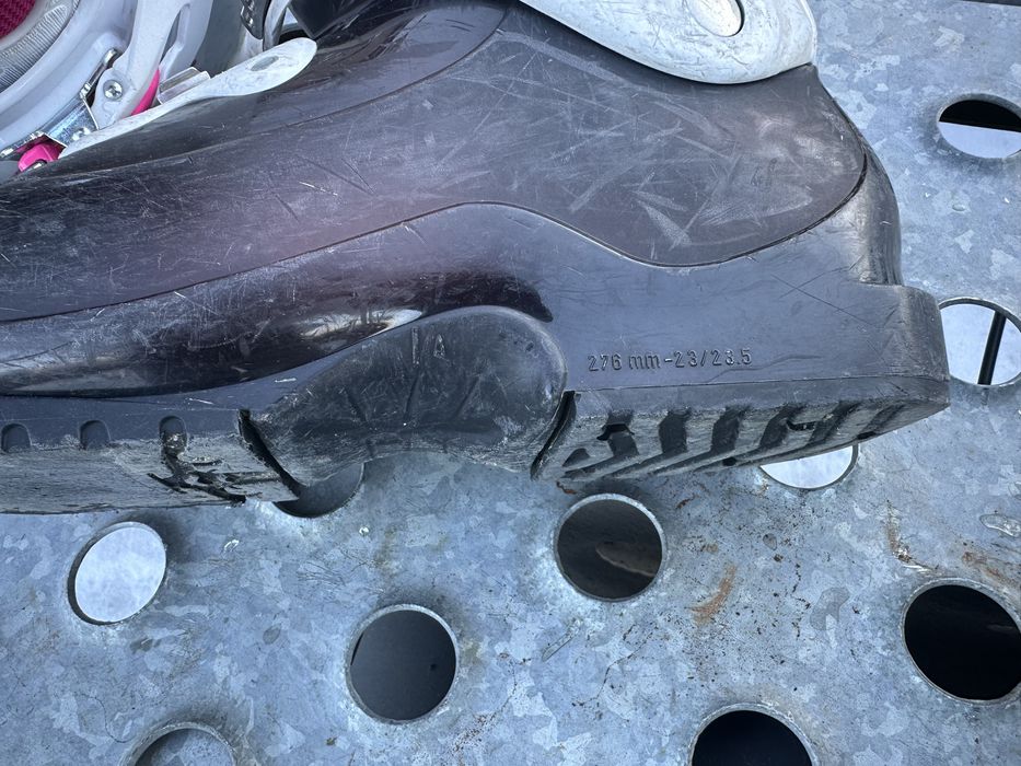 Vand clapari diferite marimi si o pereche de skiuri