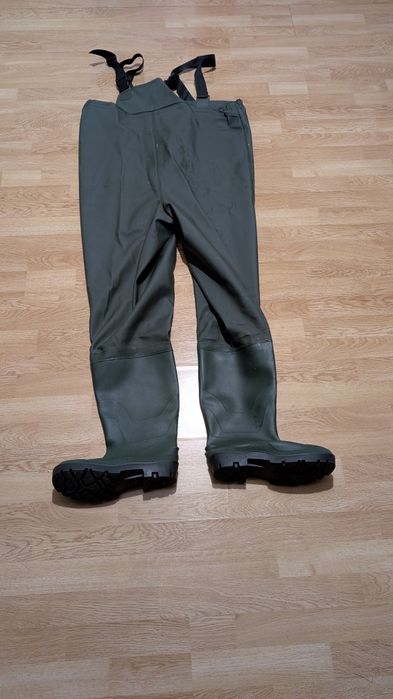 Salopetă cu cizme pescuit / waders PVC – Mărimea 43 (Nouă/Doar probată)
