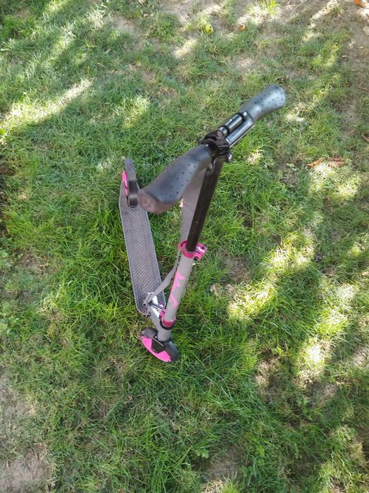 Детска алуминиевата тротинетка