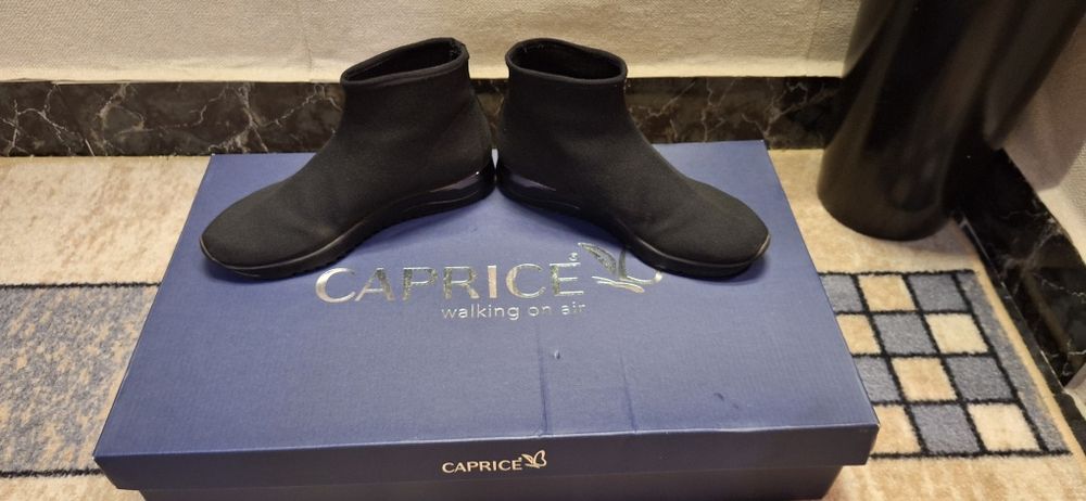 Продавам дамски ластични боти  Caprice номер 36