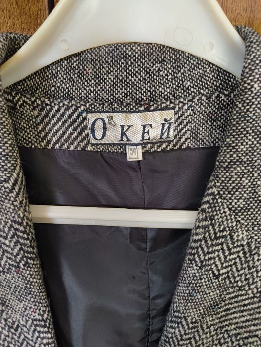 Продавам дамско вълнено сако,топло и удобно,запазено. В  черно-сив рис