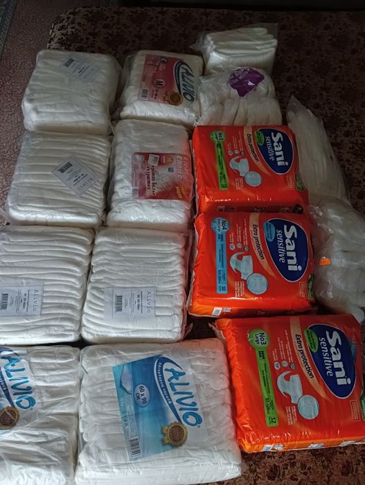 Голям лот от памперси,пелени,парчета за възрастни