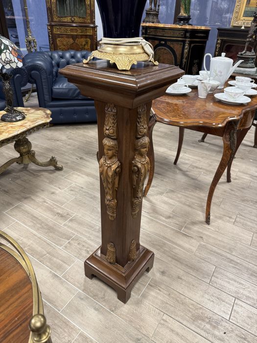 Piedestal din lemn cu sculpturi